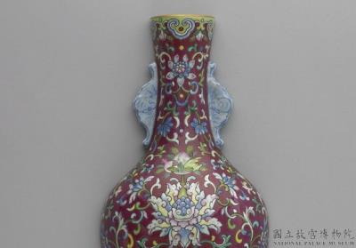 图片[2]-Hanging vase with handles and Indian lotus scrolls in yangcai painted enamels on a red ground, Qing dynasty, Jiaqing reign (1796-1820)-China Archive